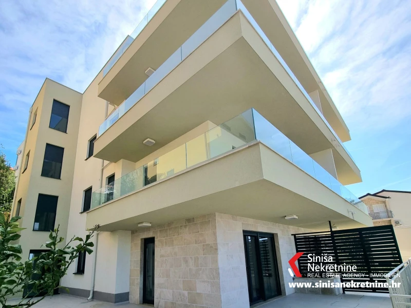 Prilika!Dvosoban stan 50 metara od plaže, s parking mjestom