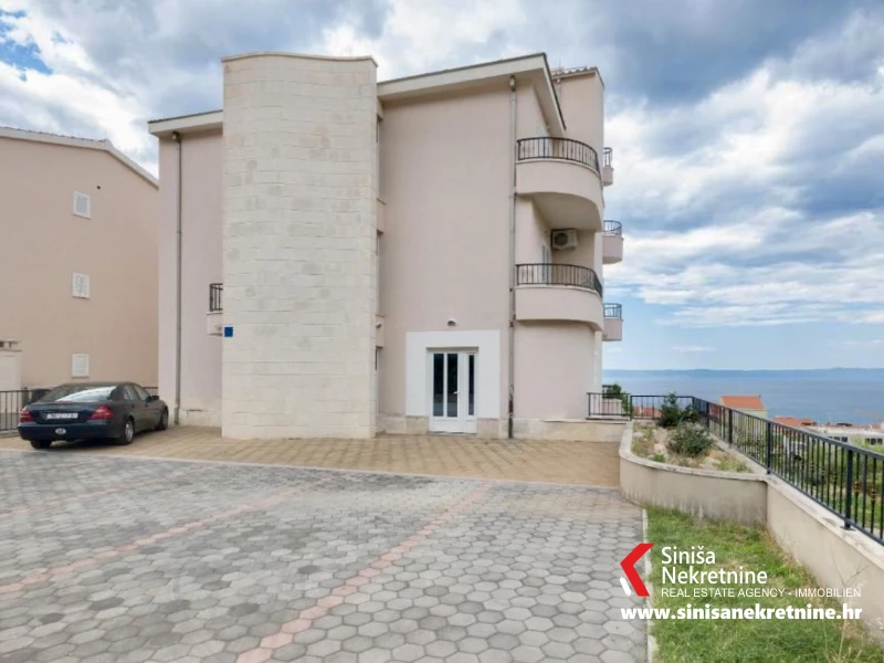 Kuća s 9 jednosobnih apartmana s pogledom na more i penthouse, Makarska!