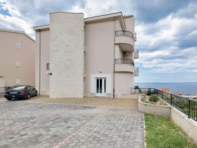 Kuća s 9 jednosobnih apartmana s pogledom na more i penthouse, Makarska!