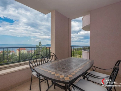 Kuća s 9 jednosobnih apartmana s pogledom na more i penthouse, Makarska!