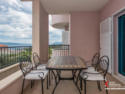 Attractive house with 9 apartments in Makarska