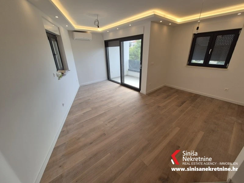 Novogradnja, odlična lokacija Makarska