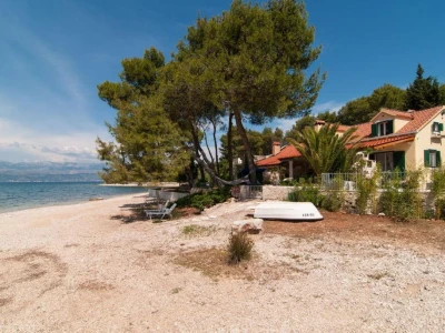 PRILIKA! Jedinstvena vila s bazenom uz more, Brač