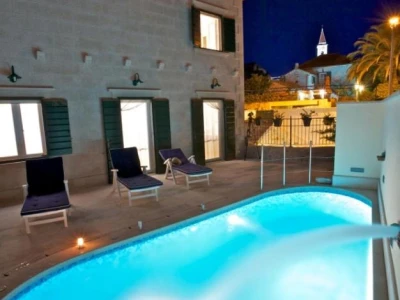 Kamena vila s bazenom i pogledom na more, otok Brač