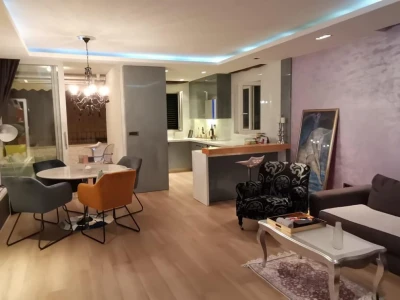 Dvosoban stan u strogom centru grada, 20 metara od rive