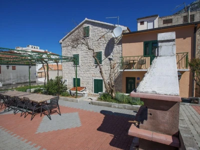 PRILIKA! Dvije samostojeće kuće s apartmanima 100m od plaže