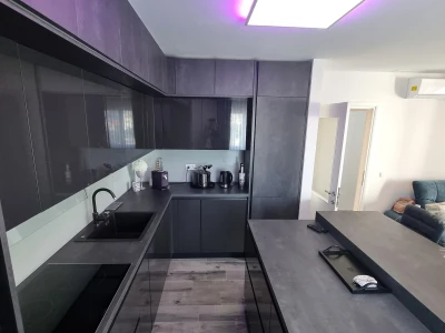 Luksuzno namješten stan u novogradnji (85m2 neto)