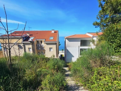 Atraktivno građevinsko zemljište 50m od mora, Makarska Rivijera!