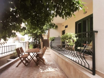 PRILIKA! Apartmanska kuća 50 metara od plaže, Makarska Rivijera!