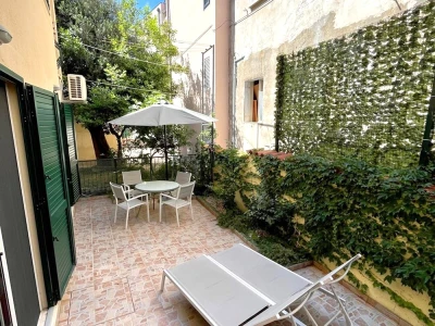 PRILIKA! Apartmanska kuća 50 metara od plaže, Makarska Rivijera!