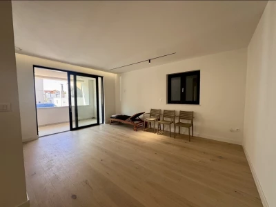 AKCIJA! Useljiv dvosoban stan u novogradnji drugi red do mora, Makarska