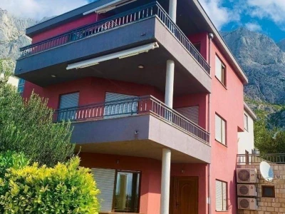 Villa with pool and sea view