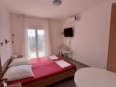 Jednosoban stan s  djelomičnim pogledom na more, Makarska