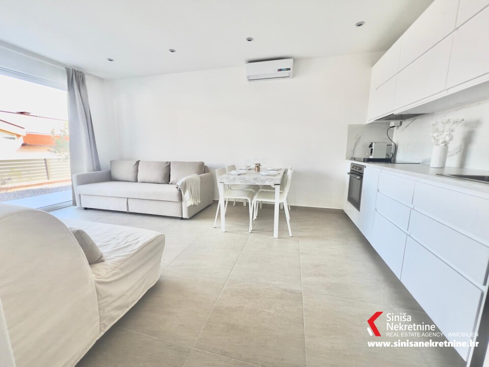 Namješten jednosoban stan 200m od plaže, Baška Voda