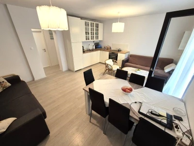 Prilika! Renoviran stan s vrtom u centru grada (Makarska)