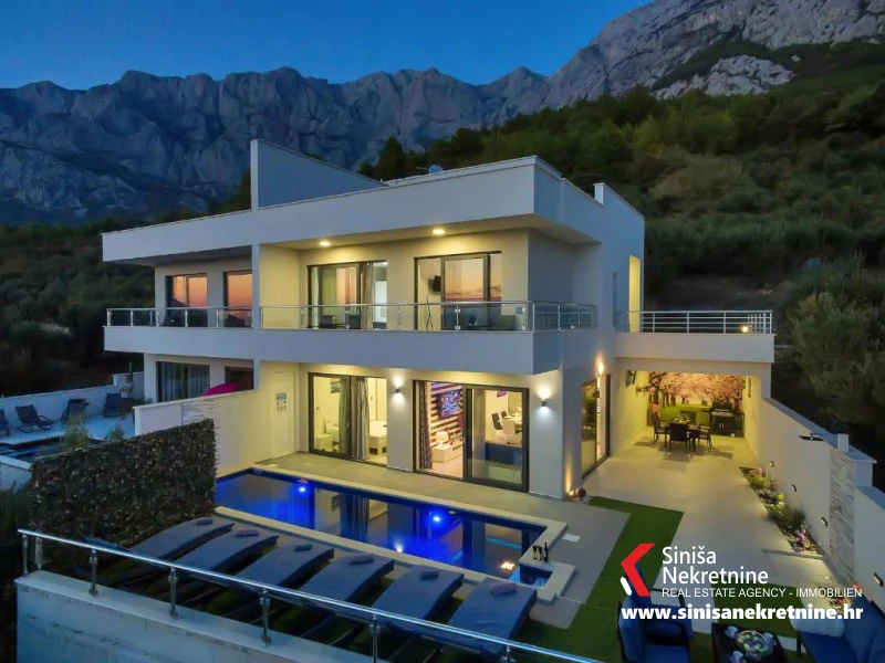 Prilika!Dvojna vila s bazenom i pogledom na more, Makarska