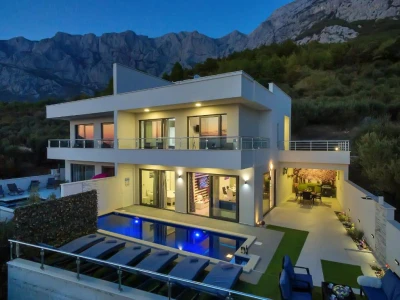 Prilika!Dvojna vila s bazenom i pogledom na more, Makarska