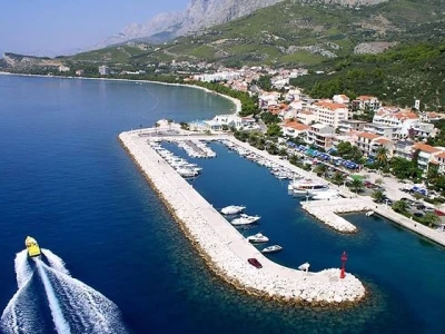 Building land 1,800 m2 (Tučepi)