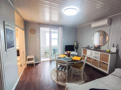 Trosoban stan s pogledom na more u centru (Makarska)