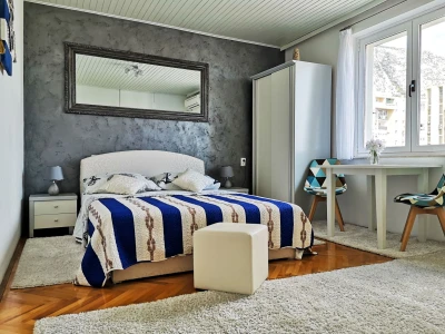 Three-bedroom apartment with sea view in the center (Makarska)