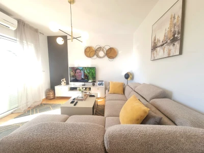 Namješten dvosoban stan u novije izgrađenoj zgradi (Makarska)