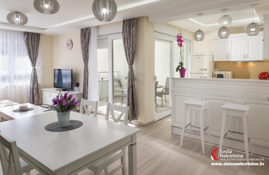 Useljiv namješten stan 71m2