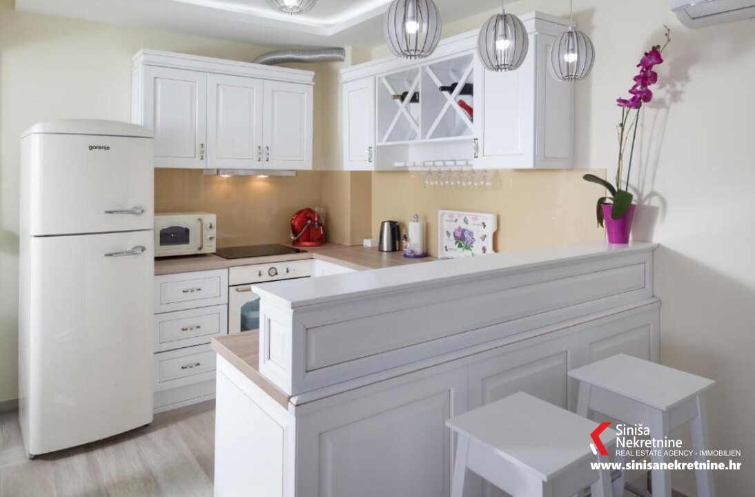 Useljiv namješten stan 71m2