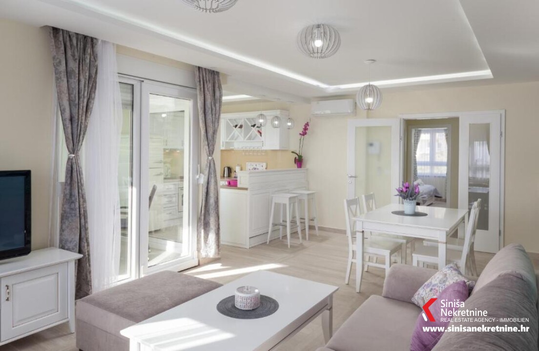 Useljiv namješten stan 71m2