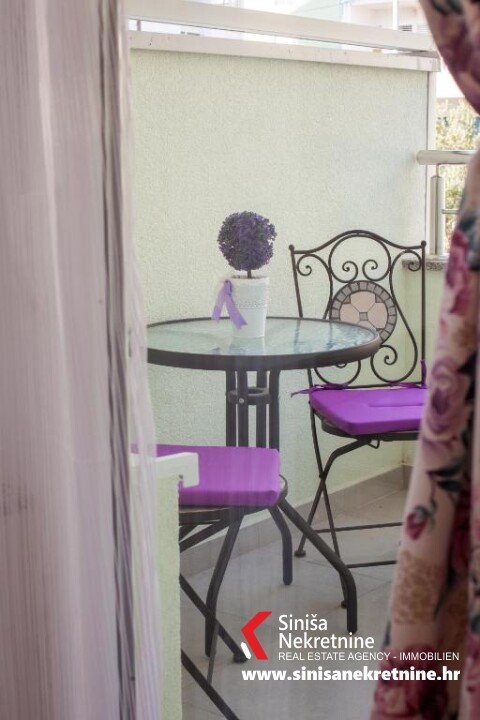 Useljiv namješten stan 71m2