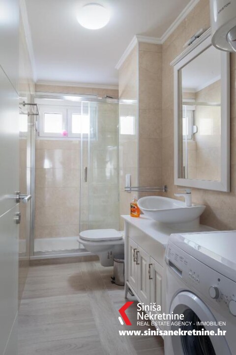 Useljiv namješten stan 71m2