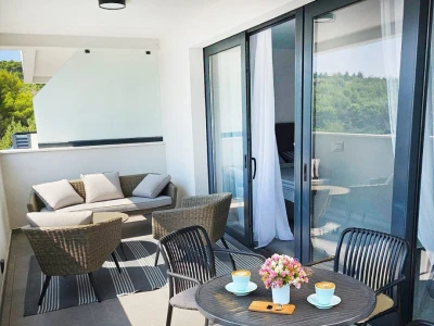 New construction with sea view and swimming pool