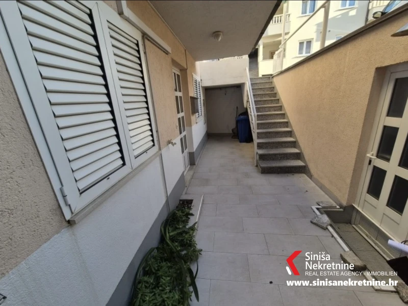 Namještena apartmanska kuća 400metara od mora, Makarska