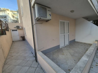 Furnisted apartment house 400m from sea, Makarska