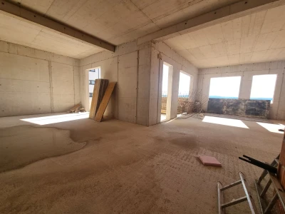 Three-bedroom apartment with sea view, new building (92m2)