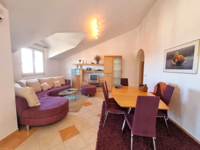 Three-bedroom apartment near the center, Makarska (98m2)