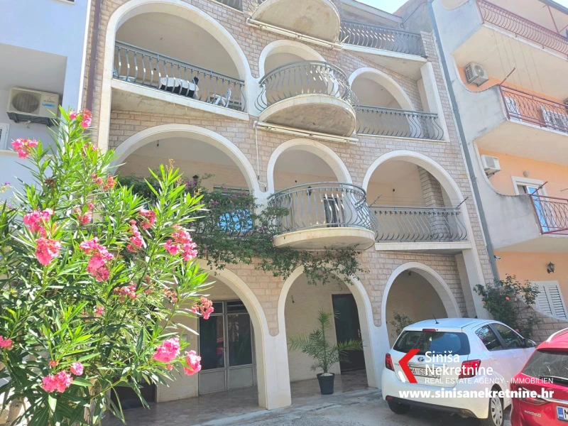 Prostrana kuća s velikim potencijalom, Makarska (550m2)