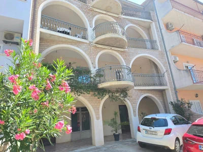 Prostrana kuća s velikim potencijalom, Makarska (550m2)