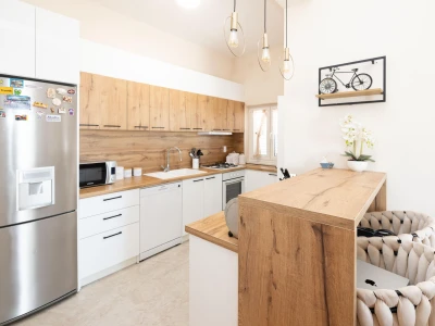 Two-bedroom apartment (92.29 m²) near the beach with two garage parking spaces, Makarska