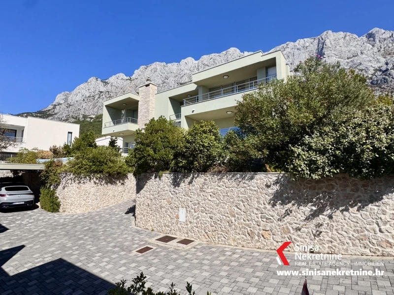 Moderna dizajnerska vila s bazenom iznad Makarske