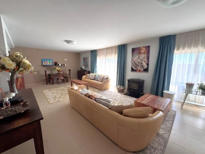 Moderna dizajnerska vila s bazenom iznad Makarske