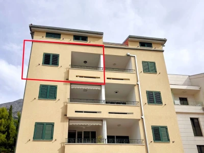 Modern three-bedroom apartment in the heart of Makarska, including a garage space!