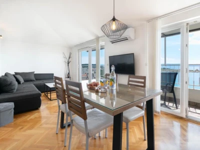 One bedroom apartment with a sea view, 70 meters from the beach, Makarska