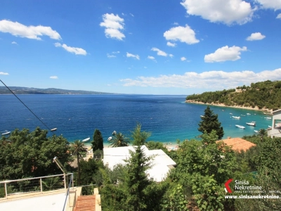 Moderna kamena vila s bazenom na Omiškoj Rivijeri