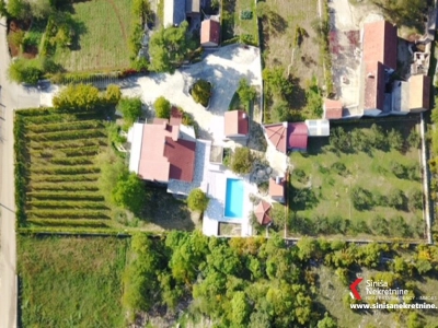 Adaptirana kuća s bazenom,vinogradom,maslinikom