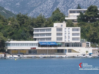POVOLJNO! HOTEL NA MORU SA 4000 m2 GRAĐEVINSKOG ZEMLJIŠTA