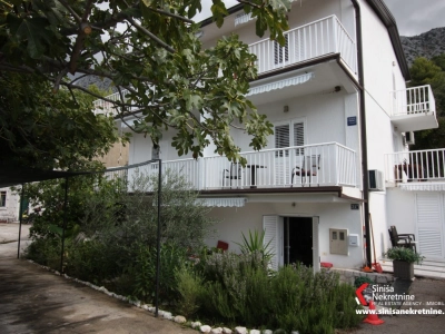 NOVO!ODLIČNA PRILIKA!Kuća apartmanskog tipa sa bazenom 50 metara od mora!